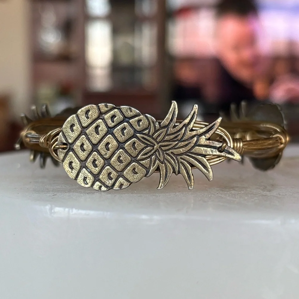 Bourbon & Bowties Gold Tone Pineapple Wire 7.5” Bangle Bracelet Tropical Fruit